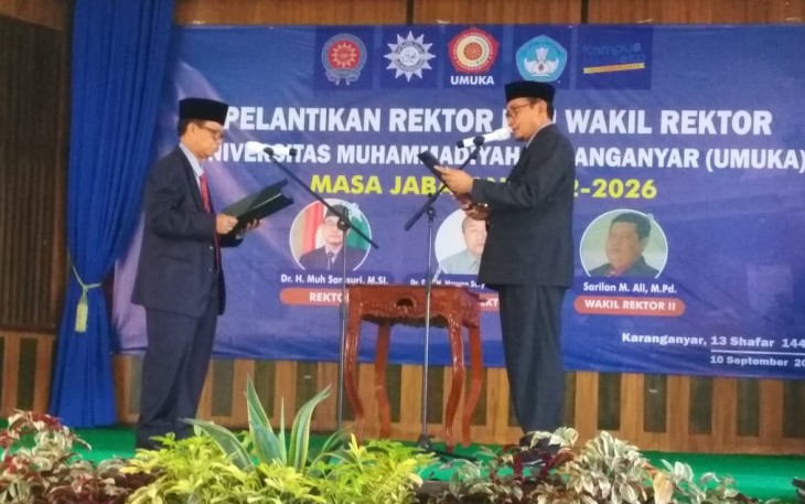 Muhamad Samsuri (kanan), saat dilantik menjadi Rektor Universitas Muhammadiyah Karanganyar (Umuka), Sabtu (1092022).