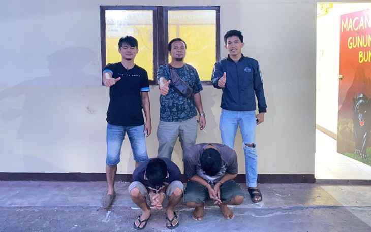 Dua Tersangka (jongkok diborgol) saat berhasil diamankan petugas.