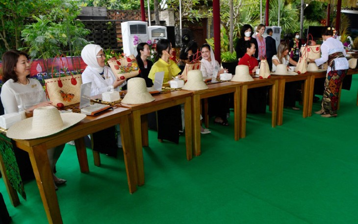  Ibu Negara Iriana Joko Widodo (keempat dari kanan) bersama dengan (dari kiri ke kanan) pasangan dari Perdana Menteri Jepang Yuko Kishida, Ibu Negara Turki Emine Erdoga, Ibu Negara Republik Korea Kim Keon-hee, pasangan Spanyol Maria Begona Gomez, dan Ibu Negara China Peng Liyuan menghias kerajinan anyaman dalam Spouse Program KTT G20 Indonesia di Nusa Dua, Bali, Selasa (11/15/2022). Media Center G20 Indonesia/Zabur Karuru/nym/hd/22.
