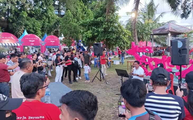 Pengunjung FPSL saat menyaksikan walikota Bitung membawakan sebuah lagu