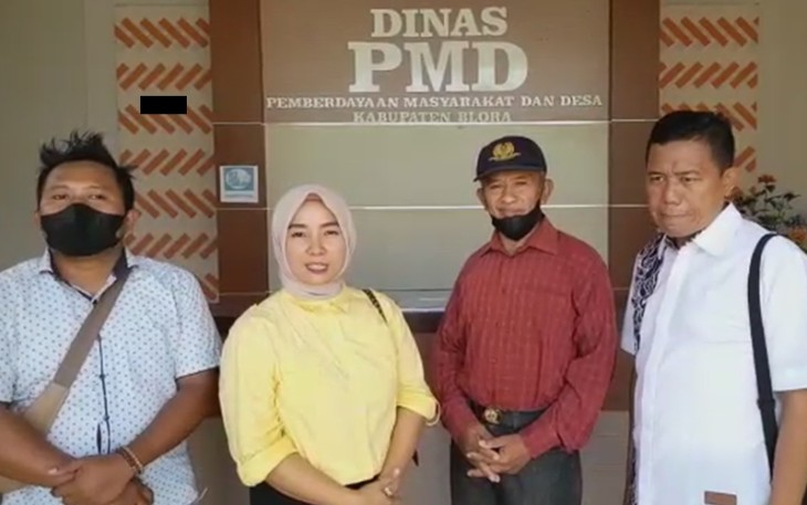 Perwakilan Forum Calon Peserta Perangkat Desa Gagal kabupaten Blora didampingi LSM PKN saat mendatangi Dinas PMD kabupaten Blora.