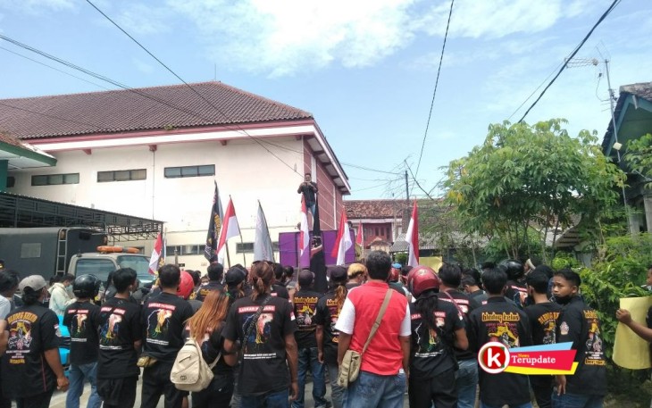 Massa Aksi LSM GPI di Depan Dinas Pendidikan Pemkab Blitar (foto : Klikwarta.com)