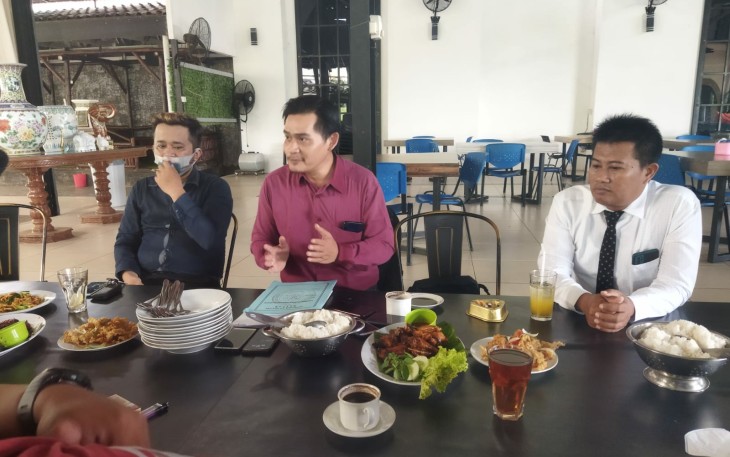 Supervisor PT. MPM Finance Cabang Blitar Reza (paling kiri) Didampingi Kuasa Hukumnya Ketika Konferensi Pers Dihadapan Media