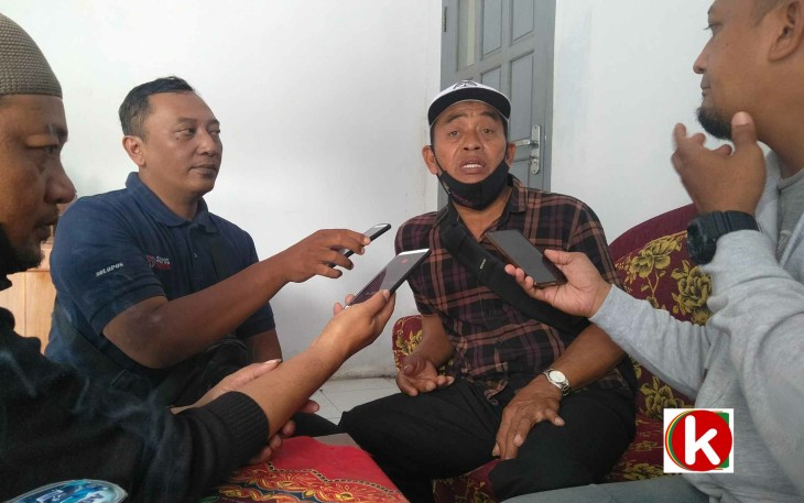 Kades Bululawang Sutikno Saat Dikonfirmasi Awak Media (foto : Faisal NR / Klikwarta.com)
