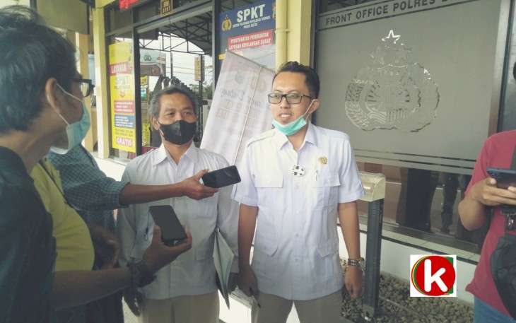Wakil Ketua DPC Partai Gerindra Kabupaten Blitar Wasis Kunto Atmojo Ketika Dikonfirmasi Awak Media di Mapolres Blitar Atas Kasus Perusakan Bendera Partai Gerindra (foto : Faisal NR / Klikwarta.com)