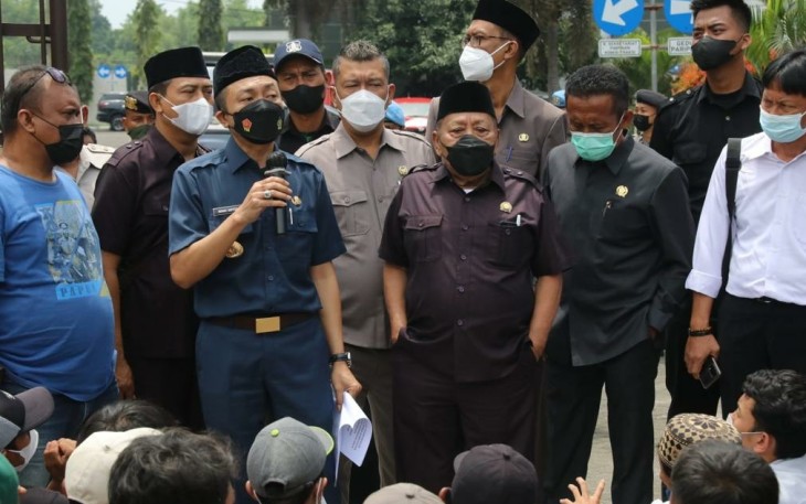 Wabup Blitar Rahmat Santoso Saat Menyampaikan Keterangannya Di Hadapan Peserta Aksi dari AMPEL di Depan Pintu Gerbang Kantor DPRD Kabupaten Blitar