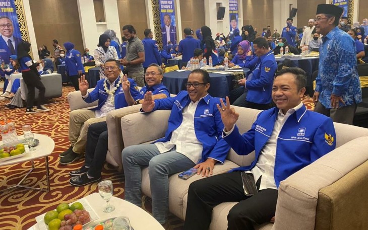 Wakil Bupati Blitar Rahmat Santoso yang Juga Kader Muda Partai Amanat Nasional (PAN), (duduk paling kanan) Saat Ikuti Konsolidasi Kader PAN se- Jawa Timur di Surabaya, Minggu 20 Maret 2022.