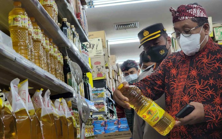 Walikota Santoso Didampingi Kapolres Blitar Kota AKBP Argowiyono Cek Ketersediaan Minyak Goreng