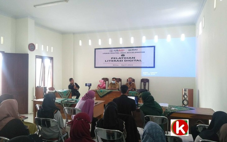 Pelatihan Literasi Digital oleh USAID dan Pemkab Blitar kepada Pemuda Pelaku UMKM (foto : Faisal NR / Klikwarta.com)