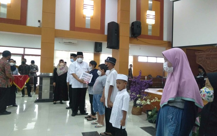 Walikota Santoso Ketika Menyerahkan Santunan Secara Simbolis ke Anak Yatim Piatu di Kota Blitar (foto : Faisal NR / Klikwarta.com)