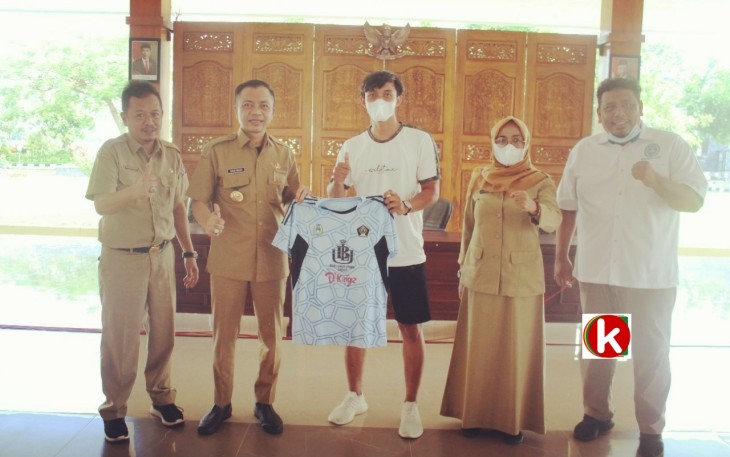 Wakil Bupati Blitar Rahmat Santoso (dua dari kiri) Didampingi Asisten dan Kepala OPD Terkait Menyerahkan Jarsey ke Atlet Sepak Bola PSSI Kabupaten Blitar (foto : Crew Klikwarta.com)