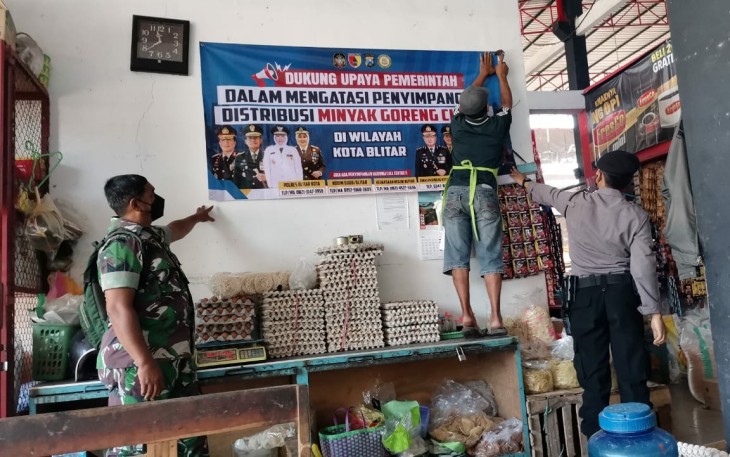 Petugas Satgas Pangan Kota Blitar Saat Membantu Pemasangan Spanduk HET
