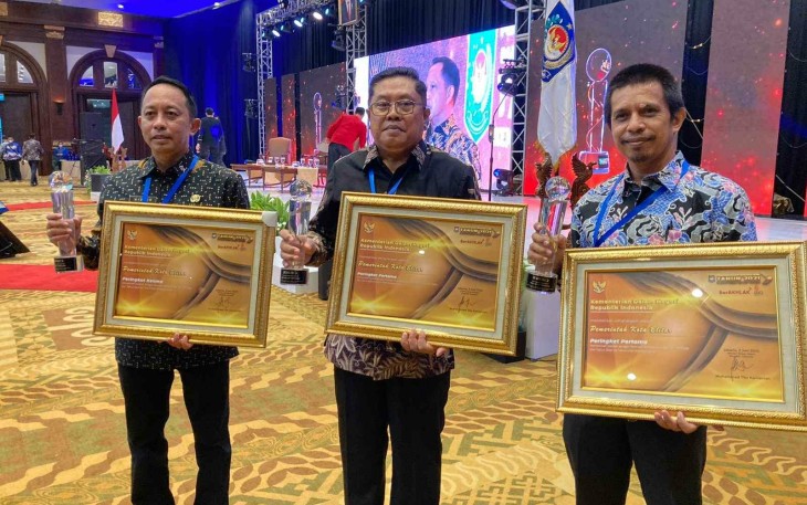 Walikota Blitar Santoso (tengah) Didampingi Kepala BPKAD Widodo SY (kiri) dan Bappeda Kota Blitar Tri Iman Prasetyono (kanan) Menerima Penghargaan dari Kemendagri (foto : Pemerintah Kota Blitar)
