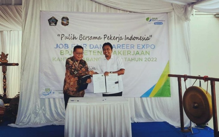Kepala Cabang BPJS Ketenagakerjaan Blitar Agus Dwi Fitriyanto (kanan) Bersama Rektor Unisba Blitar