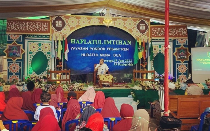 Wakil Bupati Blitar Rahmat Santoso Saat Sampaikan Sambutan dan Motivasi Dihadapan Santri Ponpes Hudatul Muna 2 yang Baru Lulus