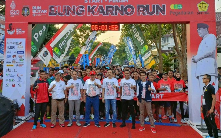 Walikota Blitar Santoso (pakai topi merah) Bersama Wabup Blitar Rahmat Santoso (tiga dari kanan) dan Forkopimda Blitar di Acara Bung Karno Run Tahun 2022