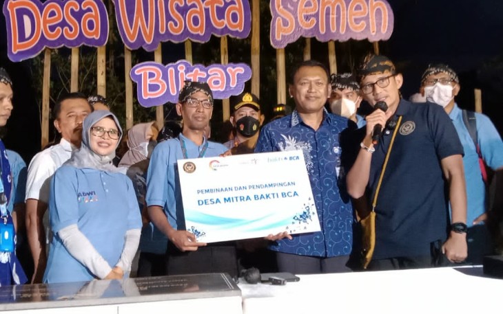 Kepala BCA Cabang Blitar Agus Setyo Budiman (sebelah kanan) Menparekraf Sandiaga Uno Saat Berikan Reward ke Pemangku Desa Wisata Desa Semen Bersama Bupati Blitar Rini Syarifah