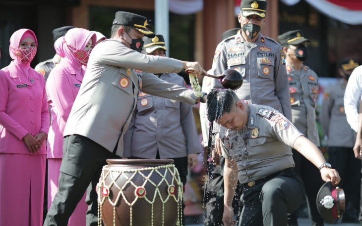 Kapolres Blitar Kota AKBP Argowiyono Siramkan Air Bunga ke Anggota yang Naik Pangkat, ini merupakan Tradisi yang Berlaku di Korps Kepolisian.