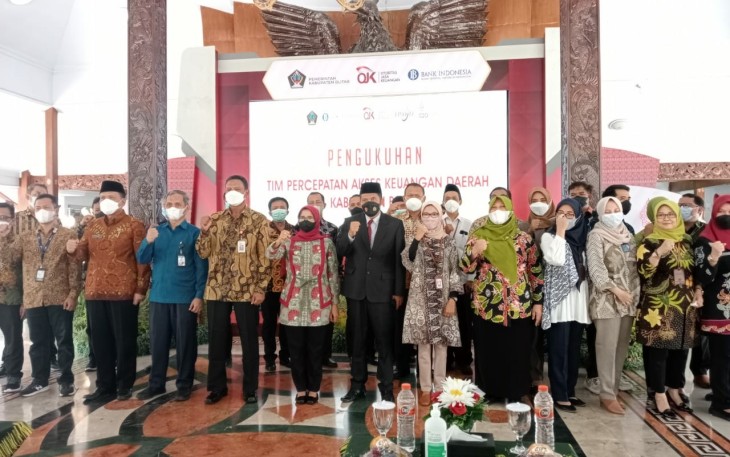 Bupati Blitar Rini Syarifah (tengah, hijab merah) Bersama Ketua DPRD Kabupaten Blitar dan TPAKD Kabupaten Blitar (foto : Faisal NR / Klikwarta.com)