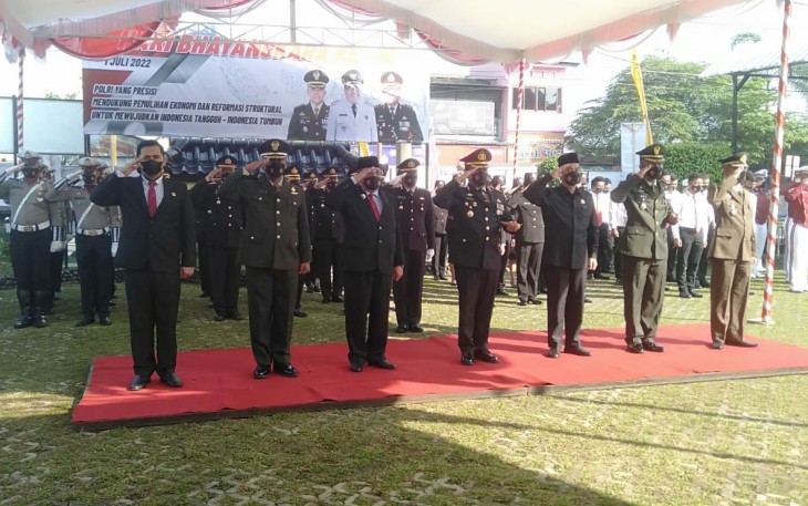 Walikota Blitar Santoso (barisan terdepan tiga dari kiri) Saat Ikuti Upacara Puncak Peringatan Hari Bhayangkara ke- 76 di Mapolres Blitar Kota