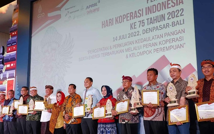 Walikota Blitar Santoso Terima Penghargaan dari Dekopin Republik Indonesia (foto : Pemkot Blitar)