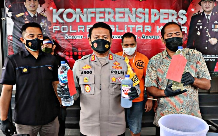 Kapolres Blitar Kota AKBP Argowiyono Didampingi Kasatreskrim Polres Blitar Kota Momon Suwito dan Kasi Humas Polres Blitar Achmad Rochan Menunjukkan Miras Oplosan