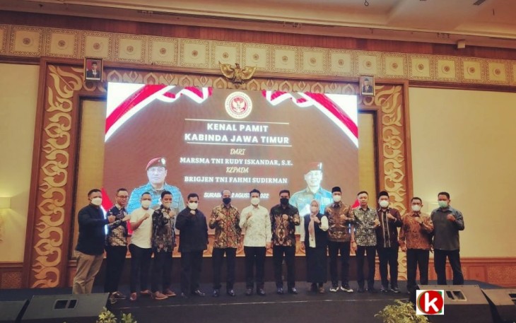 Wakil Bupati Blitar Rahmat Santoso (empat dari kanan) Saat Hadiri Kenal Pamit KaBINda Jawa Timur (foto : Faisal NR / Klikwarta.com)