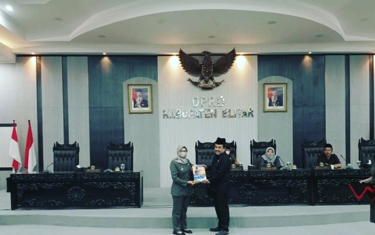 Bupati Blitar Rini Syarifah Menyerahkan Dokumen Perubahan KUA PPAS Tahun 2022 kepada Wakil Ketua DPRD Kabupaten Blitar Muhammad Rifa'i (foto : Faisal NR / Klikwarta.com)