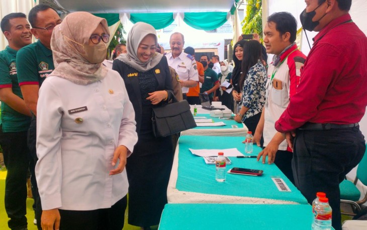 Bupati Blitar Rini Syarifah Meninjau Stand Perusahaan Peserta Job Fair Tahun 2022