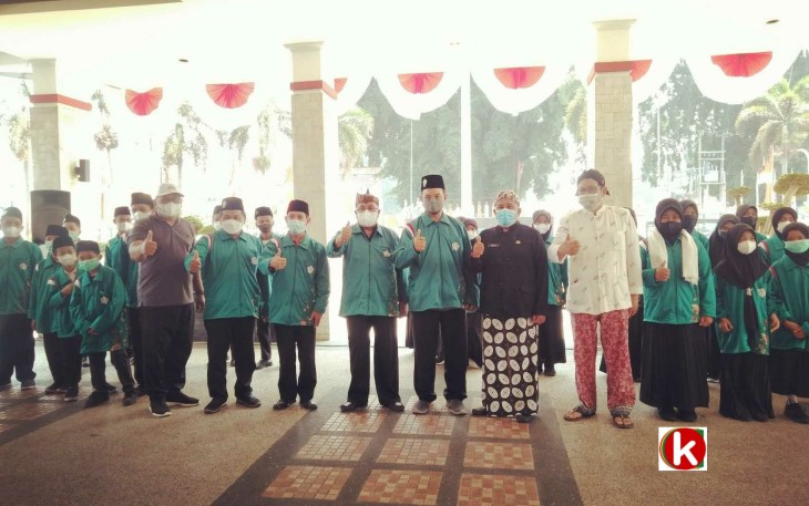 Walikota Blitar Santoso Didampingi Jajarannya Bersama Kafilah Kota Blitar untuk PORSADIN 5 di Kabupaten Bondowoso (foto : Faisal NR / Klikwarta.com) 
