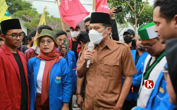 Ketua DPRD Kabupaten Blitar Suwito Saren Satoto Saat Menemui dan Menyampaikan Tanggapannya Terkait Aksi Aliansi Mahasiswa Islam Blitar dalam Penolakan Kenaikan Harga BBM di Jalan Depan Pintu Gerbang Sisi Utara Kantor DPRD Kabupaten pada Kamis, 8 September 2022. (foto : Faisal NR / Klikwarta.com) 
