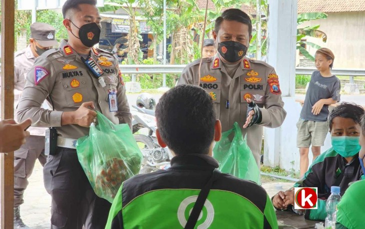 Kapolres Blitar Kota AKBP Argowiyono Didampingi Kasatlantas Polres Blitar Kota AKP Mulya Sugiharto Serahkan Sembako kepada Pengemudi Ojek Online (foto : Polres Blitar Kota untuk Klikwarta.com) 
