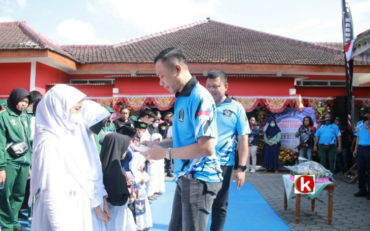Wabup Blitar Rahmat Santoso Saat Berikan Santunan kepada Anak Yatim/Piatu di Acara Puncak Peringatan HAORNAS di KONI Kabupaten Blitar (foto : Faisal NR / Klikwarta.com)