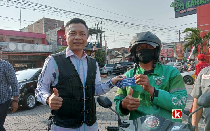 Wakil Bupati Blitar Rahmat Santoso Serahkan Kupon Pembelian BBM Gratis ke Driver Ojol di SPBU Karangsari Kota Blitar (foto : Faisal NR / Klikwarta.com)