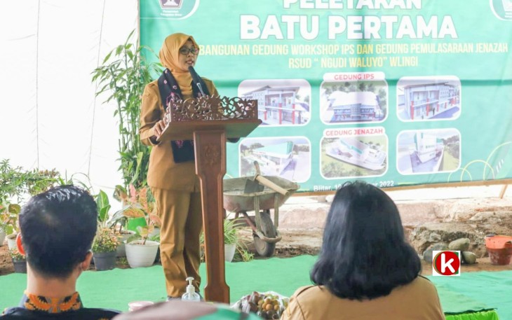 Bupati Blitar Rini Syarifah Sampaikan Sambutan Pengarahan di Acara Peletakan Batu Pertama Pembangunan Gedung IPS dan Pemulasaran Jenazah RSUD Ngudi Waluyo Kabupaten Blitar (foto : Klikwarta.com)