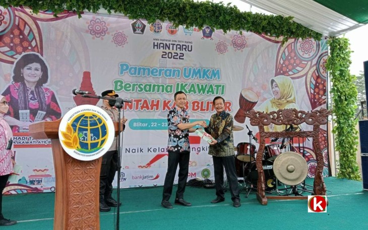 Wabup Blitar bersama Kepala BPN Kabupaten Blitar dalam acara Bazar UMKM (foto : Faisal NR / Klikwarta.com)