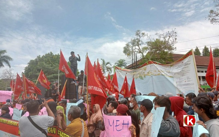 Massa Aksi FPPM Unras di Depan KPH Perum Perhutani Blitar (foto : Faisal NR / Klikwarta.com)