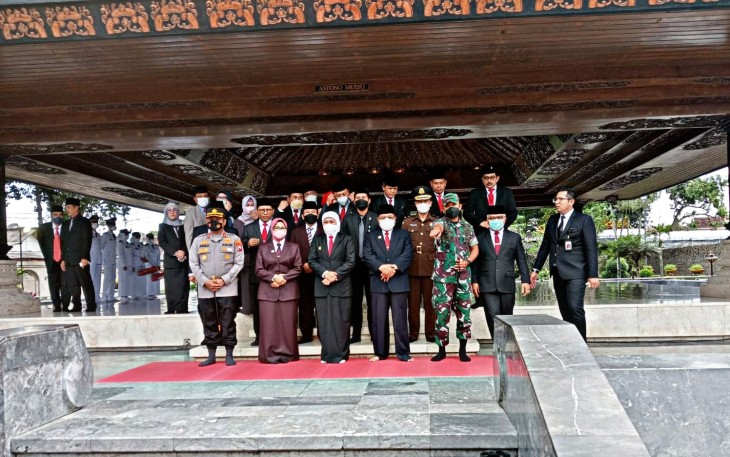 Bupati Blitar Rini Syarifah (dua dari kiri) Seusai Berziarah di Makam Bung Karno bersama Gubernur Jawa Timur Khofifah Indar Parawansa, Walikota Blitar Santoso dan jajaran Forkopimda Blitar Raya. (foto : Faisal NR / Klikwarta.com)