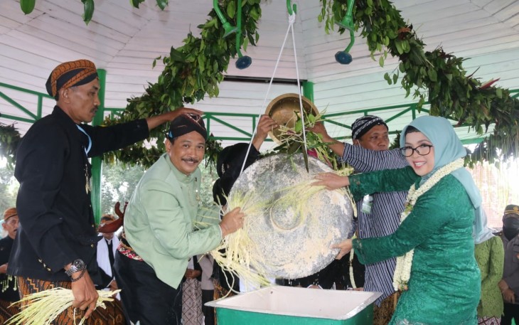 Bupati Rini Ikuti Ritual Siraman Gong Kyai Pradah Tahun 2022