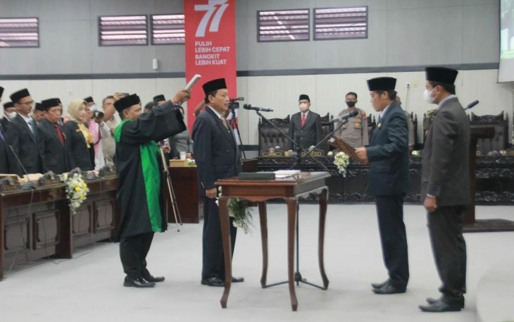 Isnadi Diambil Sumpah Jabatan Anggota DPRD Kabupaten Blitar lewat PAW
