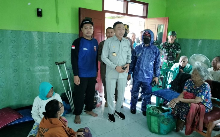 Wakil Bupati Blitar Ketika Meninjau Warga yang Dievakuasi di Penampungan Akibat Banjir