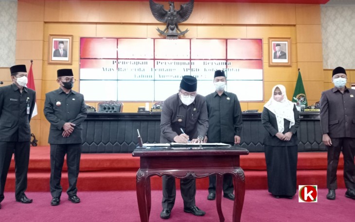 Walikota Blitar Santoso Tandatangani Raperda APBD Tahun Anggaran 2023 bersama Pimpinan DPRD Kota Blitar (foto : Faisal NR / Klikwarta.com)