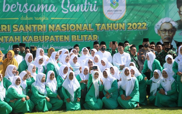 Bupati Blitar Rini Syarifah Bersama Santri dan Santriwati Usai Upacara Hari Santri Nasional Tahun 2022 di Alun-Alun Kanigoro, Sabtu 22 Oktober 2022.
