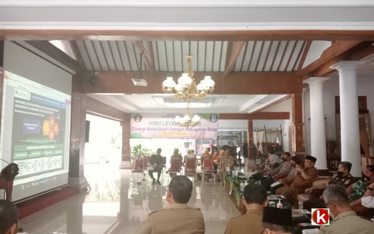 Situasi High Level Meeting antara BI bersama Pemkab Blitar Bahas Pengendalian Inflasi Harga Pangan, di Pendopo Ronggo Hadinegoro. (foto : Faisal NR / Klikwarta.com)