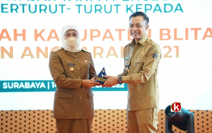 Gubernur Khofifah Mewakili BPK RI Serahkan Penghargaan WTP Kepada Wakil Bupati Blitar Rahmat Santoso (foto : team Makdhe Rahmat untuk Klikwarta.com)