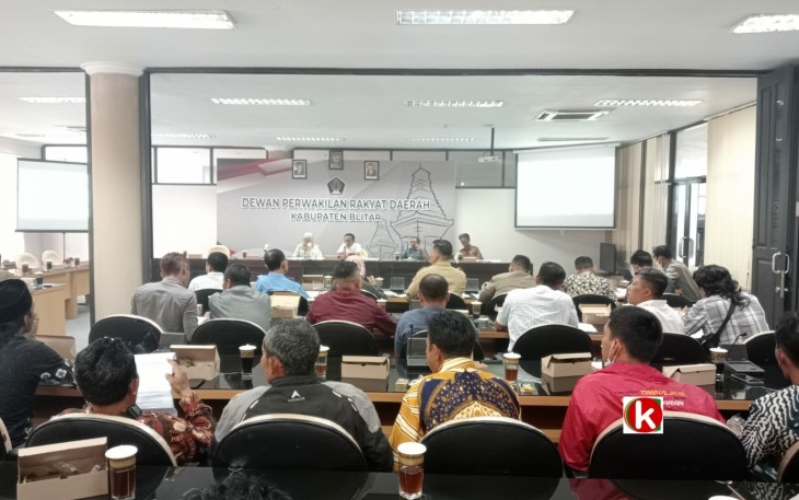 Komisi I DPRD Kabupaten Blitar Fasilitasi Hearing Warga Sidorejo Kec. Doko dengan Pemkab dan BPN Kabupaten Blitar, Selasa 15 November 2022. (foto : Faisal NR / Klikwarta.com)