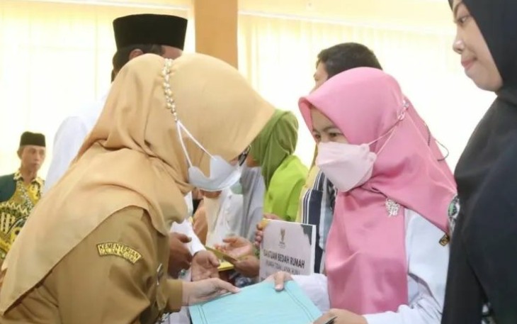 Bupati Blitar Rini Syarifah Salurkan Bantuan kepada Warganya yang Membutuhkan