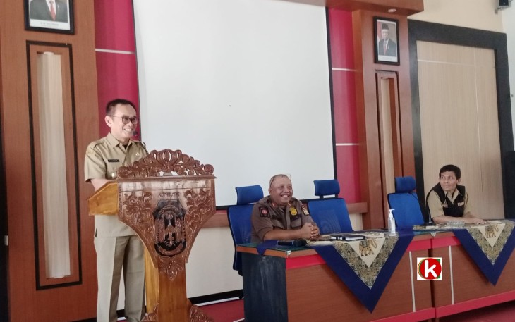 Wakil Walikota Blitar Tjutjuk Sunario Berikan Sambutan di Acara Pelaksanaan Tes Urine kepada Anggota Satpol PP Kota Blitar (foto : Faisal NR / Klikwarta.com)