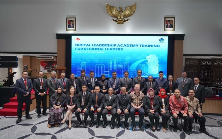 Walikota Blitar Santoso (barisan belakang lima dari kiri) Bersama Peserta DLA di Singapura