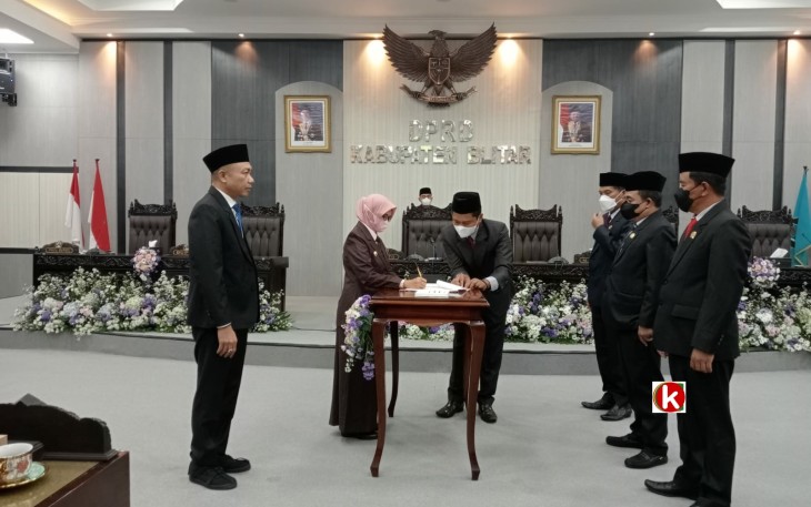 Bupati Rini Didampingi Wabup Rahmat Tandatangani Raperda APBD Kabupaten Blitar Tahun 2023 Disaksikan Pimpinan DPRD Kabupaten Blitar (foto : Faisal NR / Klikwarta.com)